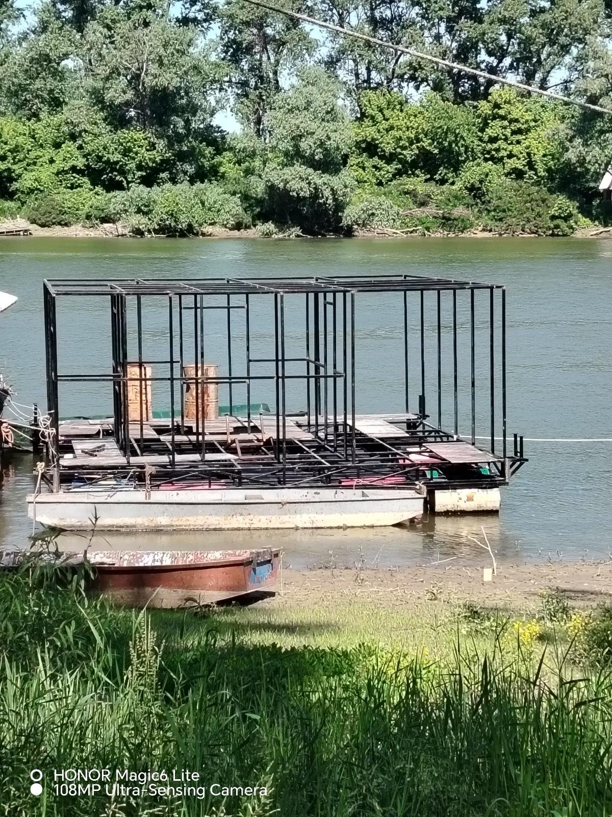 Metalna konstrukcija za splav